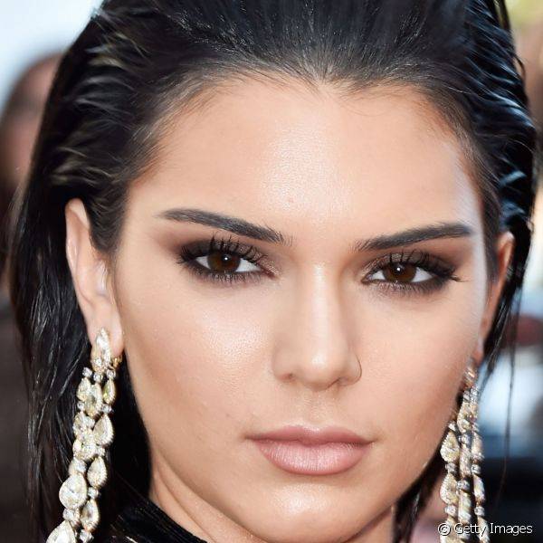 Kendall Jenner escolheu um batom nude cremoso que real?ou a pele morena da top
